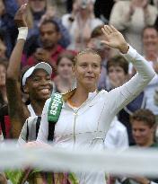 Williams beats Sharapova in Wimbledon semifinal