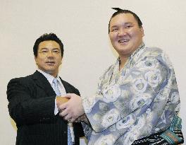 Hakuho extends winning streak to 60