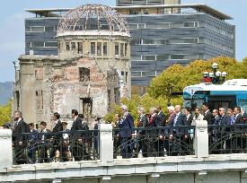 Kerry becomes 1st U.S. sec'y of state to visit Hiroshima A-bomb park