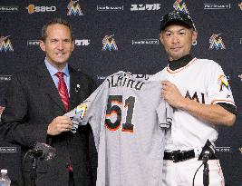 Ichiro donates uniform to Hall of Fame Museum