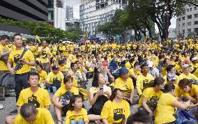 Thousands of Malaysians rally against Najib over corruption scandal