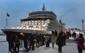 Luxury liner Queen Elizabeth arrives in Kobe