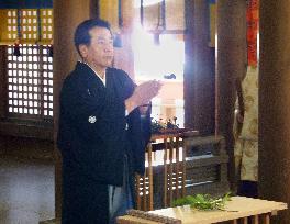 Main Japanese opposition party leader visits shrine