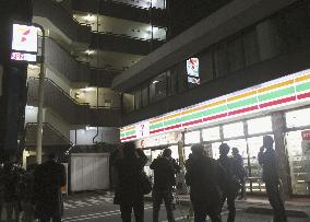 Seven-Eleven tests shorter opening hours