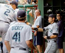 Ichiro scores 3,000th career hit