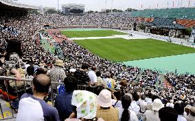 54,000 fans of Yujiro attend memorial in Tokyo