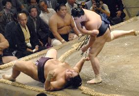 Hakuho beats Miyabiyama at autumn sumo