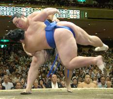 Asashoryu beats Kotoshogiku at Autum sumo
