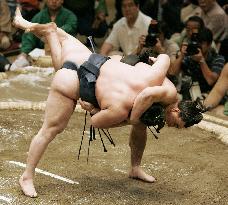 Hakuho falls to Ama in shock on 1st day of autumn sumo