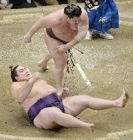 Hakuho remains unbeaten at New Year sumo tournament