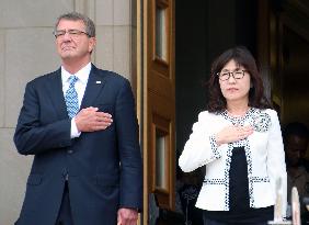 Defense Minister Inada meets with Defense Secretary Carter