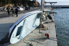 M7.4 quake hits northeastern Japan, causing tsunami