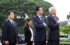 Abe lays wreath at U.S. military graves in Hawaii