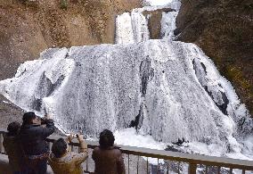 Famed waterfall in Ibaraki almost completely frozen