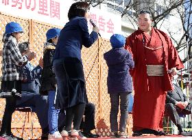Yokozuna Kisenosato meets with elementary school kids