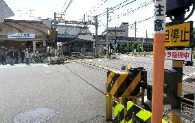 2 men killed by train in failed level crossing rescue attempt