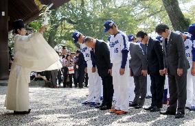 Shinto blessing for pro baseball team