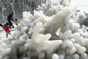 Lakeside ice pillars draw photographers, tourists
