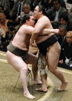 Baruto falls, Hakuho in charge at summer sumo