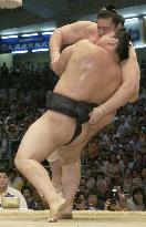 Asashoryu escapes near defeat at Nagoya sumo