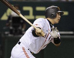 Abe's homer lifts Yomiuri past Yokohama