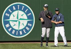 Tanaka, Aoki chat before game