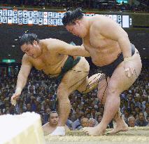 Sumo: Goeido takes out Okinoumi to seize sole lead at Autumn meet