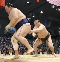 Hakuho beats Hokutofuji in Nagoya