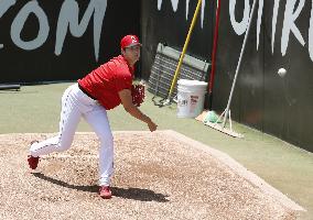 Baseball: Ohtani's 1st bullpen session since surgery