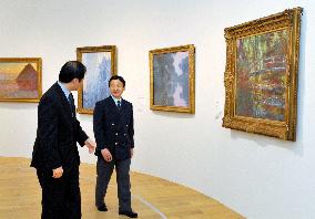 Crown prince views paintings