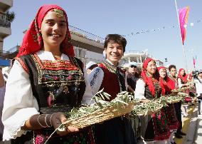 (4)Olympic torch heads for Athens