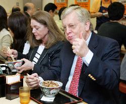 Ambassador Schieffer eats 'gyudon' with U.S. beef at Yoshinoya