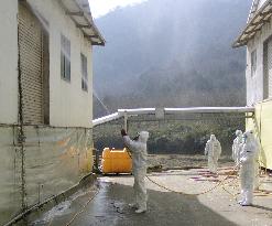 (1)Kyoto Pref. poultry farm disinfected after death of chickens