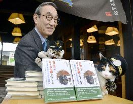 CORRECTED Cat railway president writes book