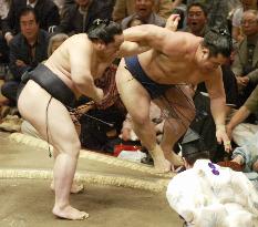 Asashoryu still in command at summer sumo