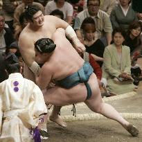 Hakuho shoots down Kotomitsuki to stay in share of lead