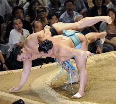 Mongolian yokozuna Asashoryu beaten on 1st day of Nagoya sumo