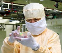 Kan looks to industry