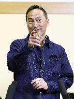 Actor Ken Watanabe leaves for U.S. after stomach cancer surgery