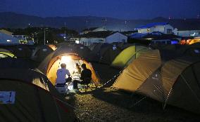 Evacuees from quakes still stay in tents