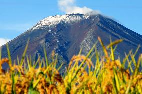 Fujiyoshida reports season's first snowfall on Mt. Fuji