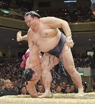 Kisenosato keeps slim lead at New Year sumo tournament