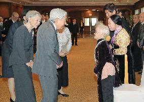Emperor meets Vietnamese families of WWII Japanese soldiers