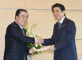 Abe, S. Korean president's envoy hold talks