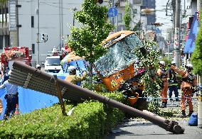 Kindergarten bus drives over sidewalk, injures 8