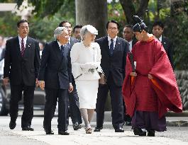 Emperor, empress visit shrine related to ancient Korean settlers