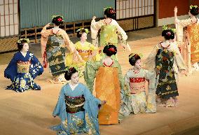 Kyoto geisha joint dance show