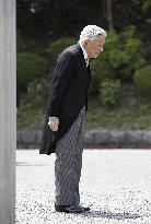 Emperor Akihito visits father's tomb