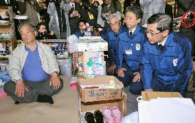 TEPCO officials apologize to Fukushima evacuees