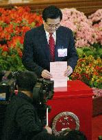 (2)China's legislature adopts constitutional amendments